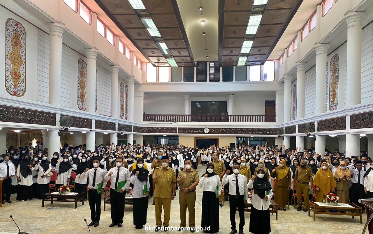 Resmi, Pemerintah Provinsi Sumatera Barat Serahkan SK CPNS dan PPPK Guru Formasi Tahun 2021